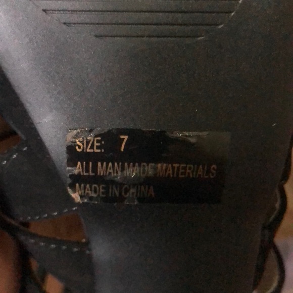 Black heels with gold accent - Picture 4 of 4